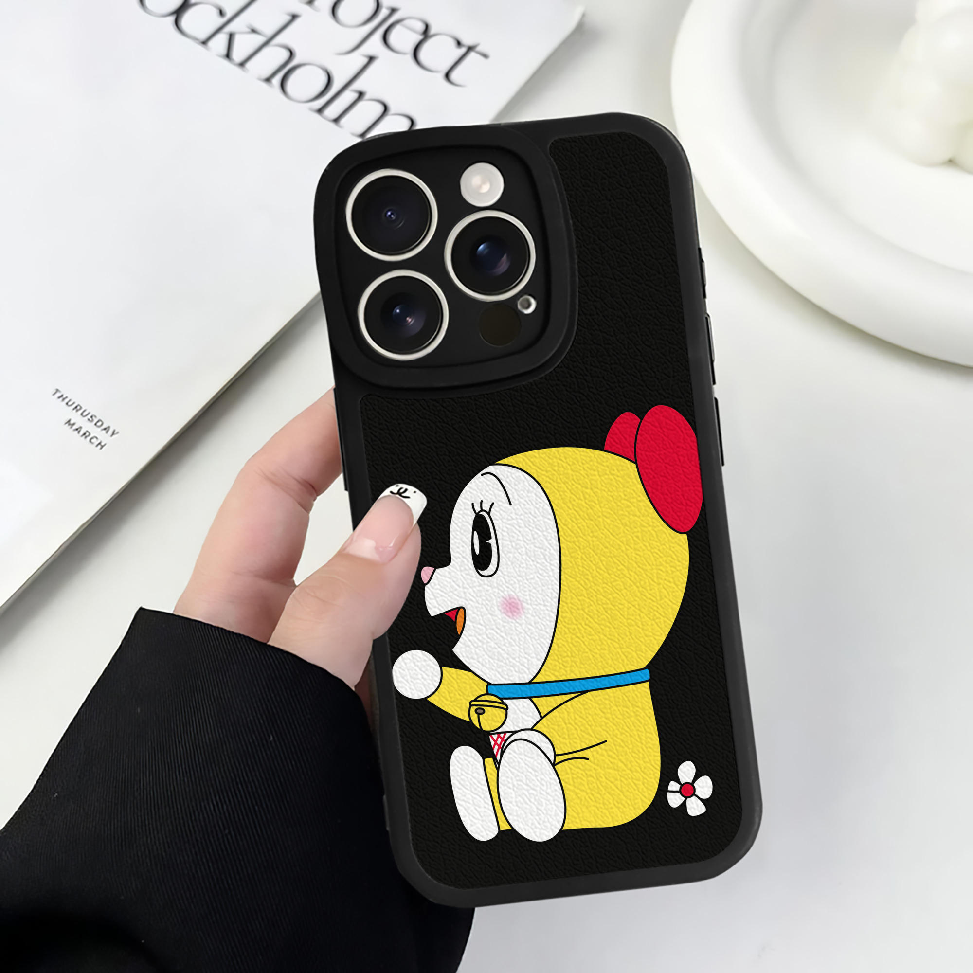（画像用） ドラえもん ドラミ Doraemon Dorami 【iPhone 16シリーズ対応】シリコンスマホケース（レザー調） 材質：シリコン